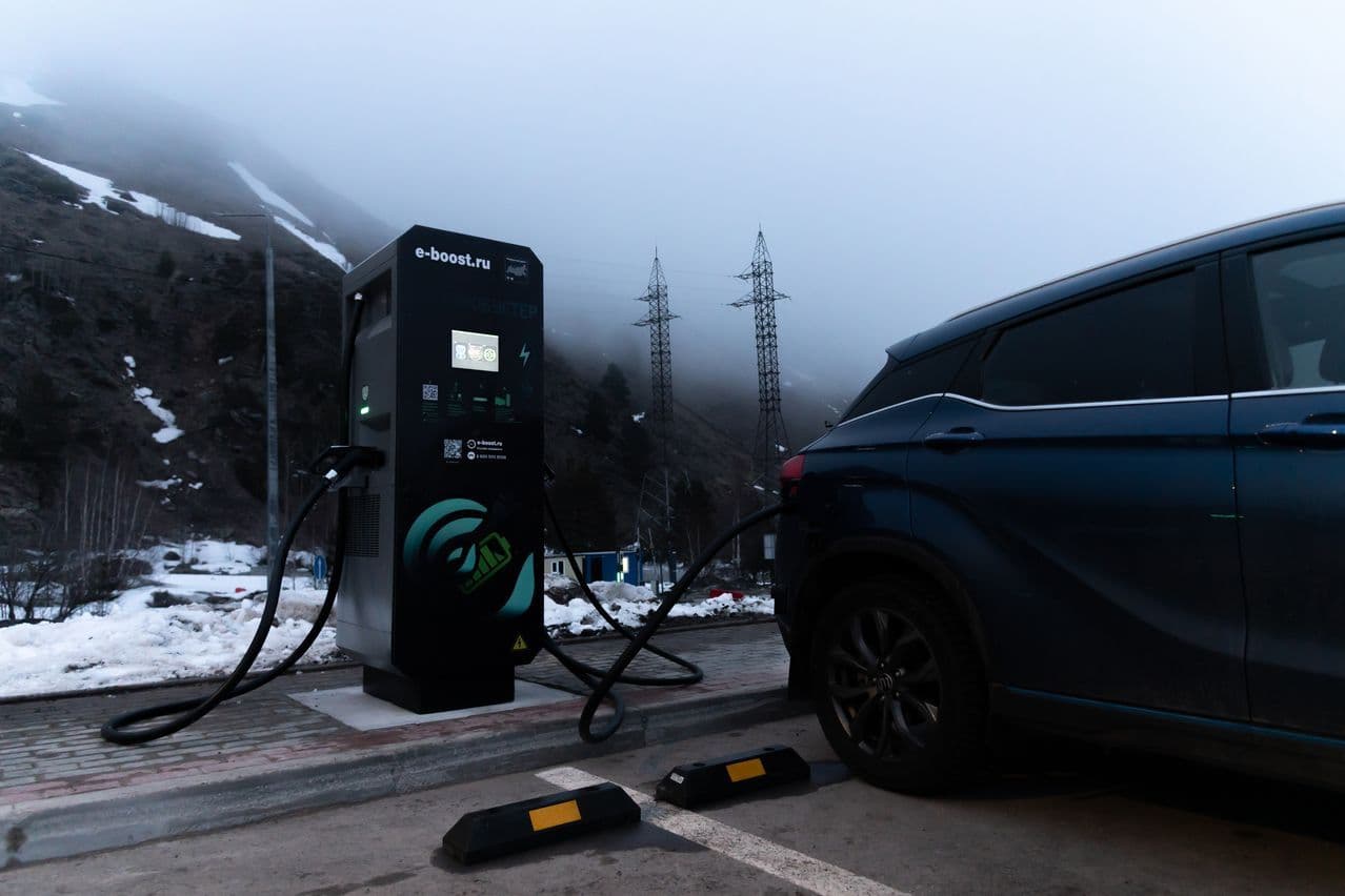 Изображение новости На «Эльбрусе» открыты самые высокогорные зарядные станции для электромобилей в России